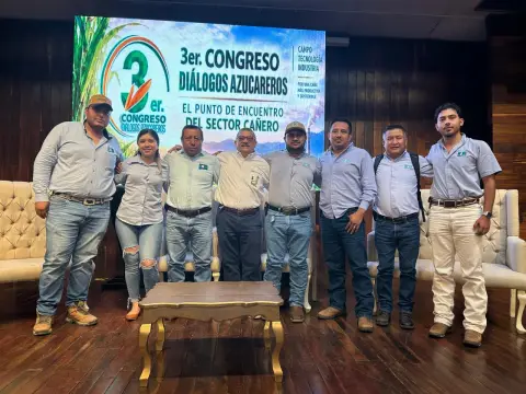 Foto grupal frente a la pantalla del 3er Congreso