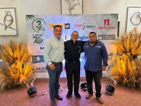 Asistentes posando en el muro del congreso