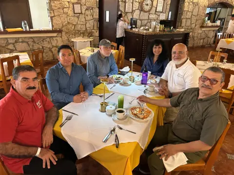 Asistentes conviviendo en la comida del congreso