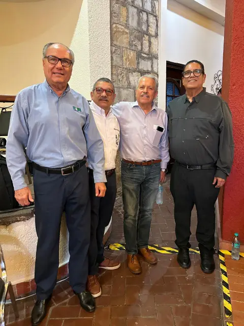 Asistentes del congreso posando juntos