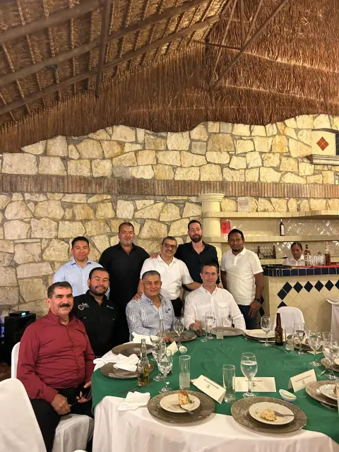 Mesa de invitados durante la cena del congreso