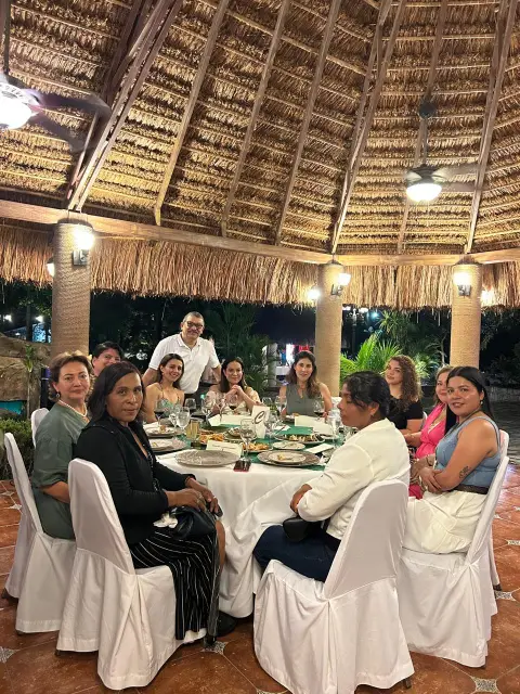 Asistentes compartiendo mesa en la cena de convivencia