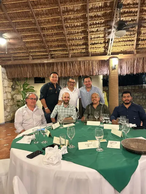 Invitados del congreso en la cena bajo la palapa