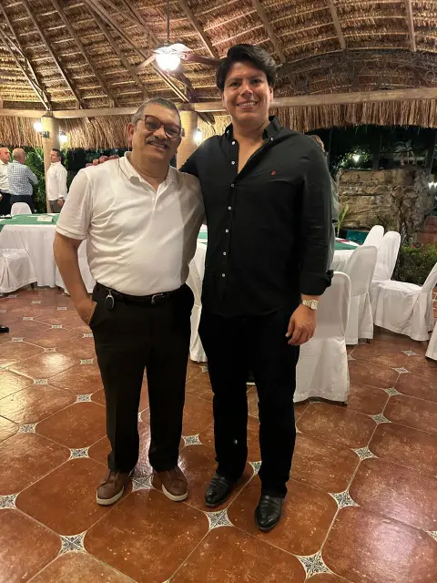 Asistentes posando durante la cena de convivencia
