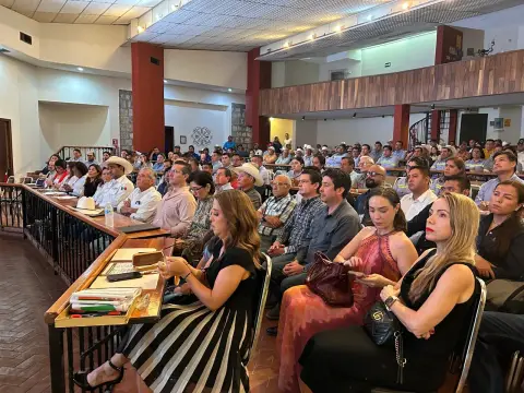 Auditorio lleno durante las conferencias del congreso