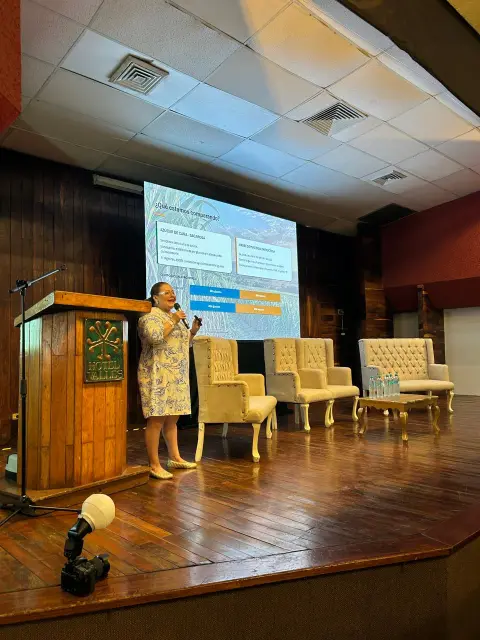 Ponente durante su presentación en el escenario