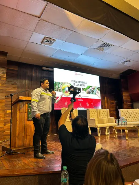 Ponente durante su presentación, grabada para la transmisión