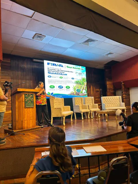 Presentación de FIRA en el escenario del congreso