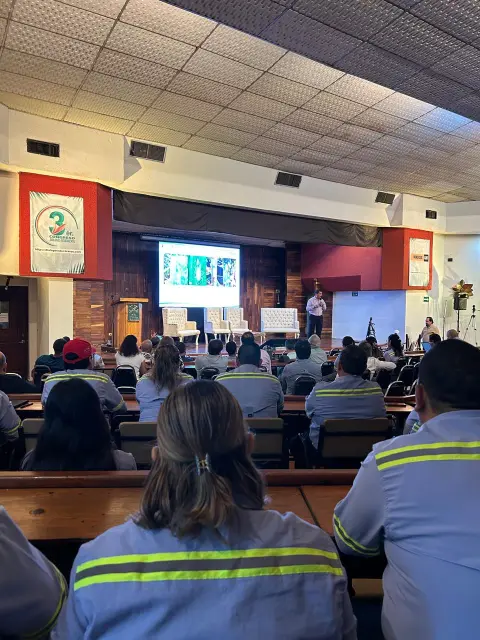 Asistentes siguiendo las ponencias desde sus mesas