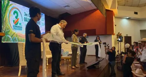 Ponentes en el escenario junto a la pantalla del congreso