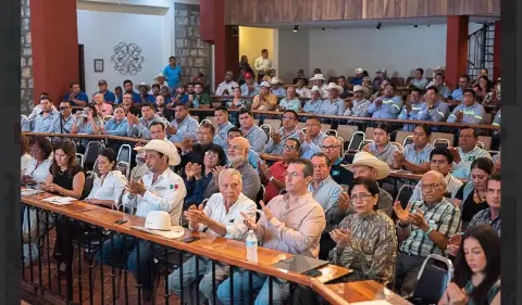 Asistentes aplaudiendo durante las conferencias del congreso