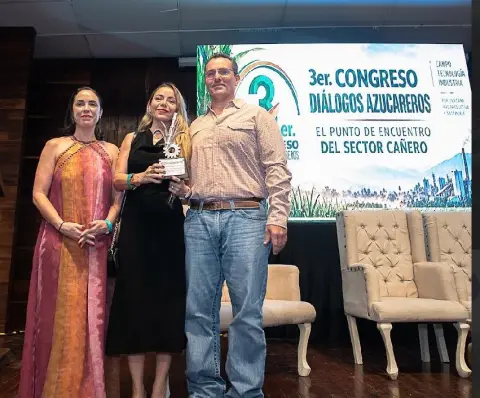 Entrega de reconocimiento durante el 3er Congreso