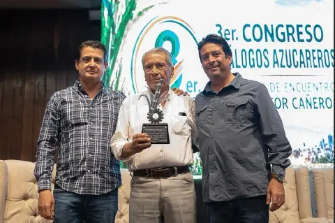 Entrega de reconocimiento a un representante del sector cañero