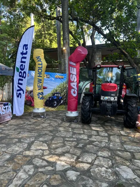 Stands de Syngenta, New Holland y Case IH con tractor en exhibición