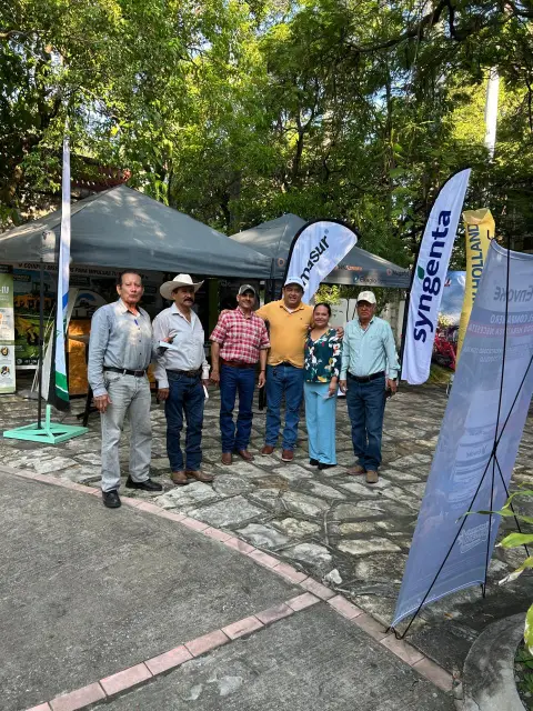 Productores visitando el área de expositores