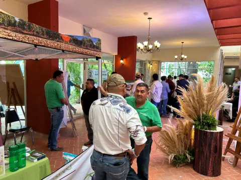 Visitantes recorriendo los stands de expositores