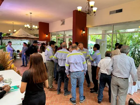 Asistentes recorriendo el área de expositores